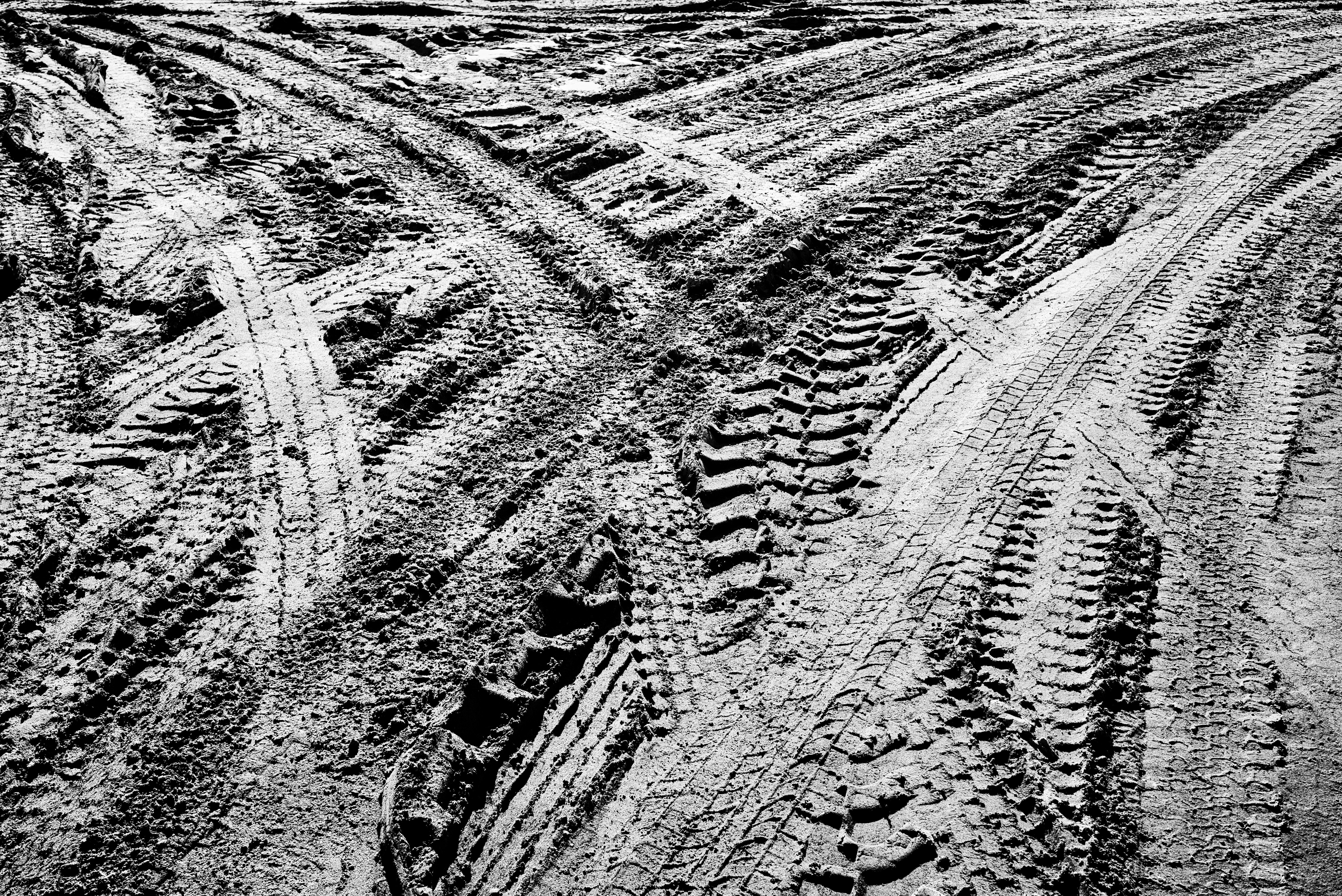 Black and white tire tracks reflecting robust methodology